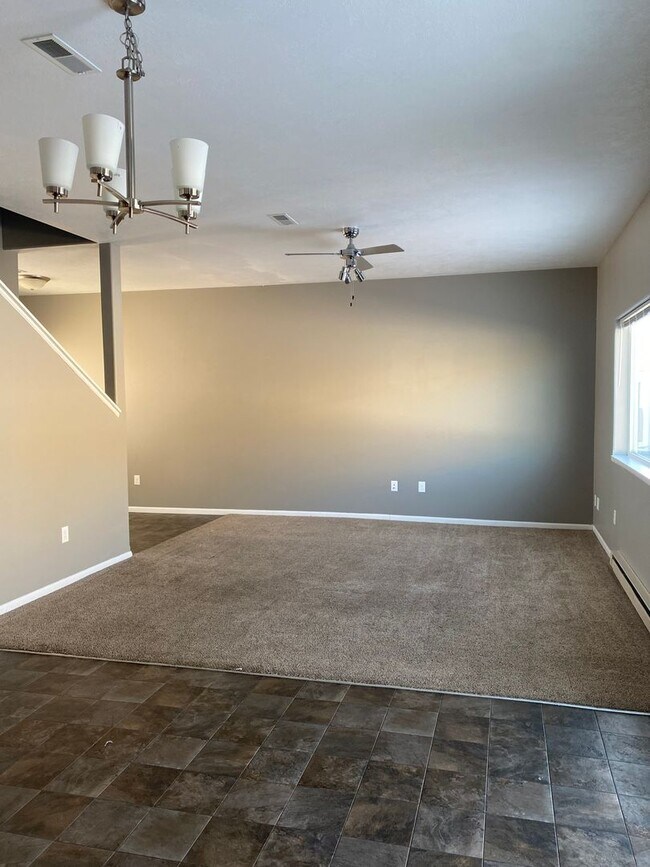 Building Photo - 3 Bedroom Townhome Located in SE Minot!