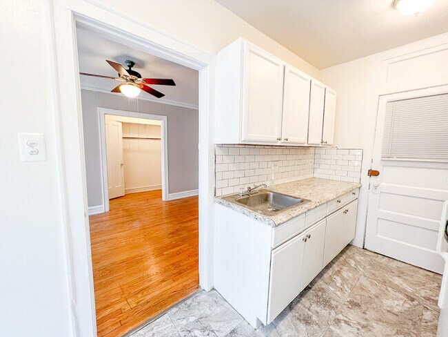 Foto del edificio - 5051 N Glenwood Ave