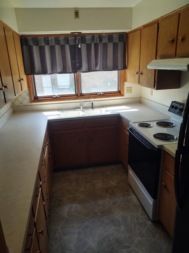 Building Photo - 881 Columbus St