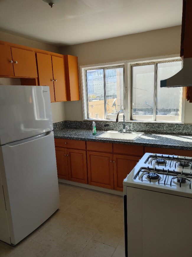 kitchen - 160 9th St