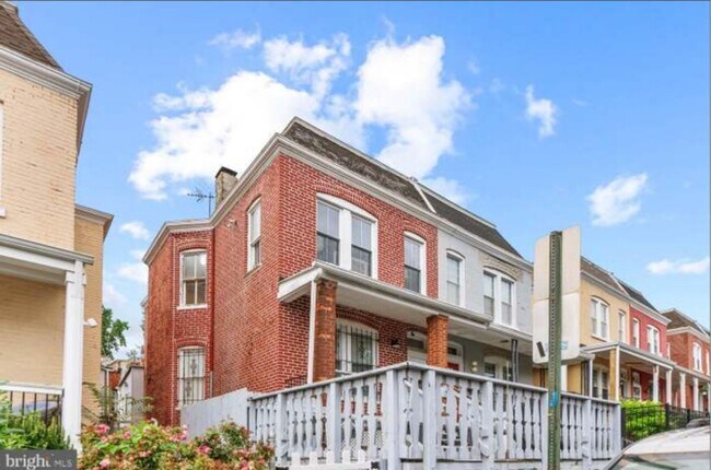 Foto del edificio - 745 Gresham Pl NW