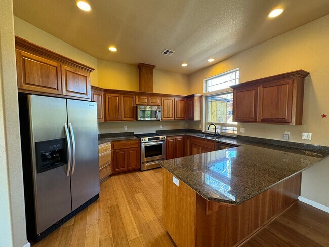 Building Photo - Desirable 3 bedroom House in a Gated Neigh...