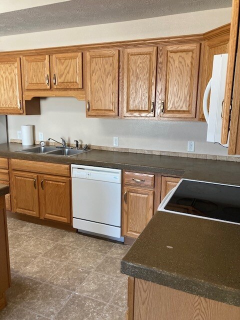 Cocina con isla - 2414 W 10th St