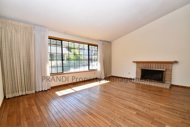 Building Photo - 56 Plata Ct