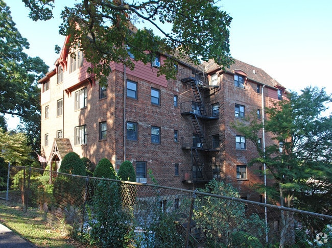 Building Photo - 111 Sagamore Rd