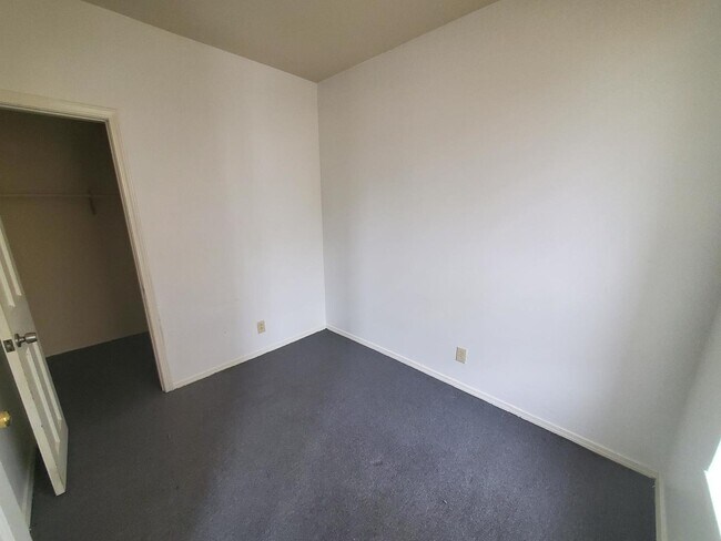 Foto del edificio - 1041 W 61st St