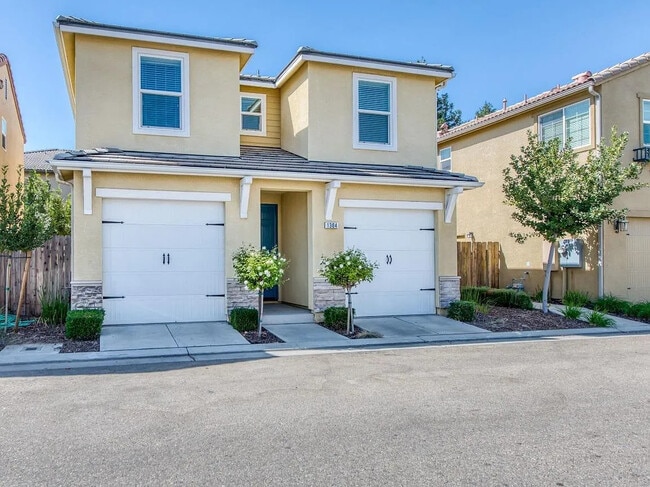 Building Photo - 1304 Royalty Way