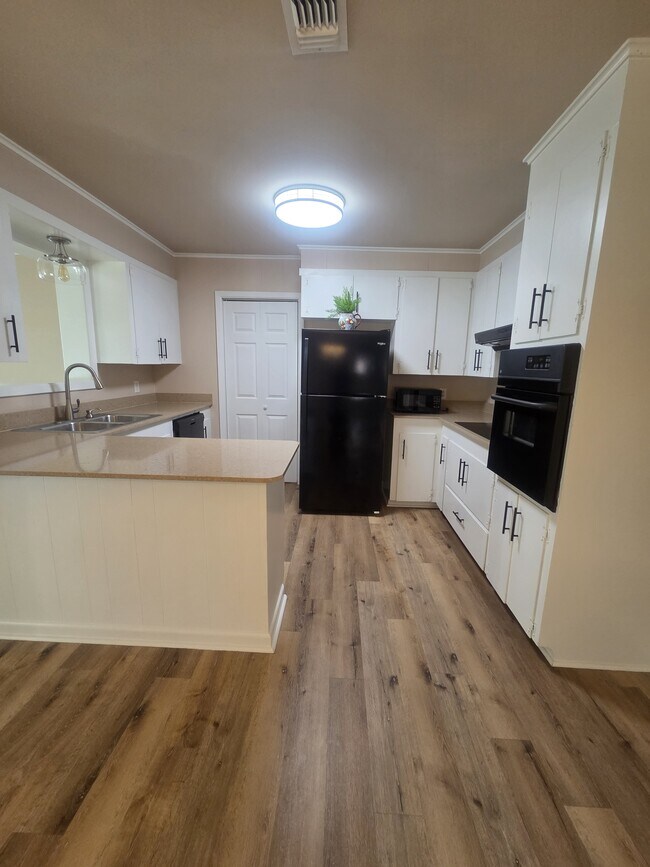 Building Photo - 3501 Robinhood Ln