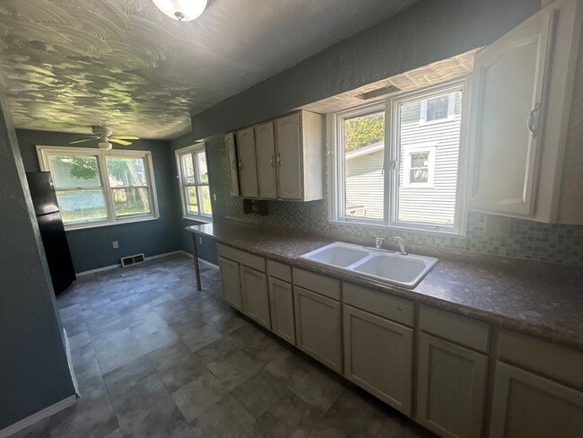 Building Photo - 4bd Single Akron Section 8