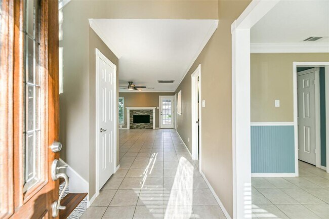 Building Photo - 2207 St James Pl
