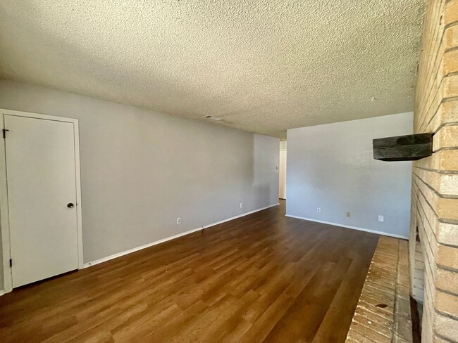 Building Photo - 3010 Trenton Dr