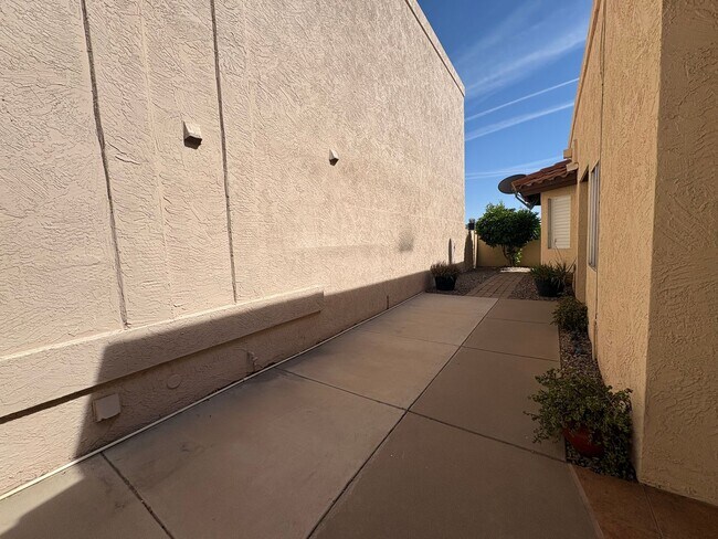 Foto del edificio - 2Bed/2Bath Townhouse in North Scottsdale! Ready for Immediate Move-In! -- 2 CAR GARAGE!