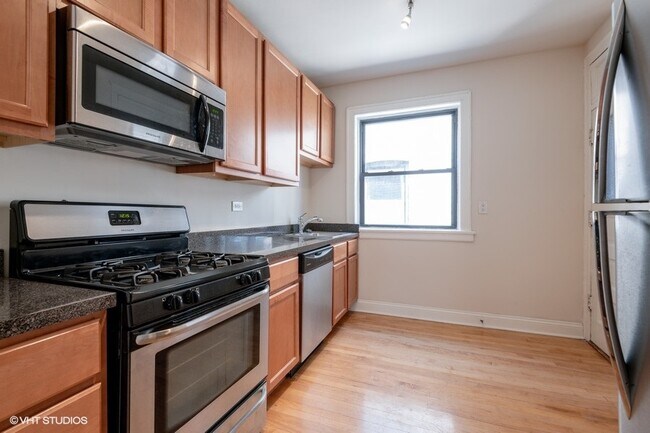 Building Photo - Huge Lakeview 2 bed with In-Unit Laundry, ...