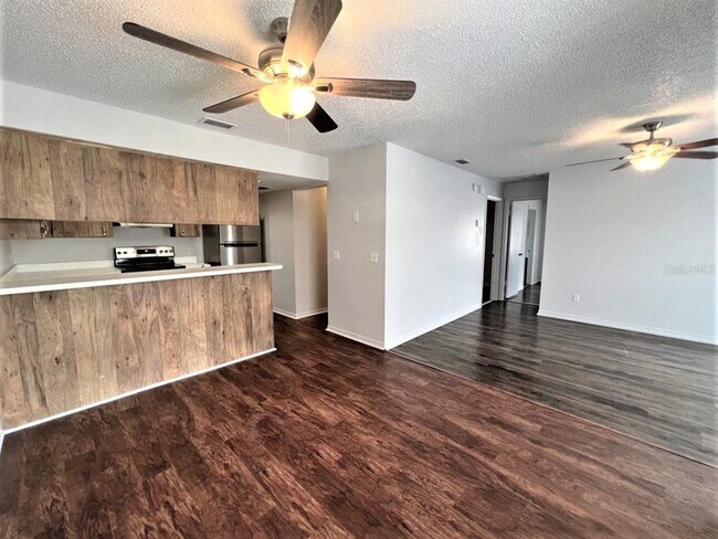 Foto del edificio - 3147 Bloomingdale Villas Ct