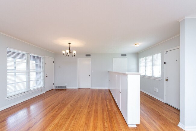 Building Photo - Updated Westcliff Beauty