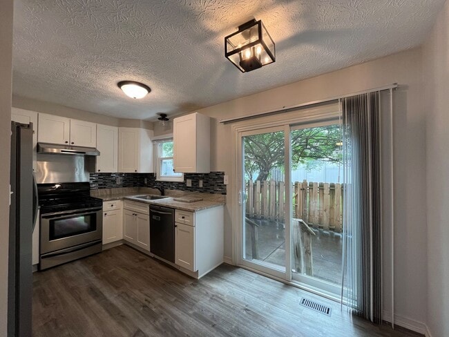 Building Photo - Beautiful  2-Bedroom Condo with Cozy Patio...