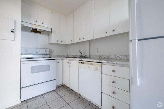 2BR, 1BA - Kitchen - 5505 Boul Cavendish