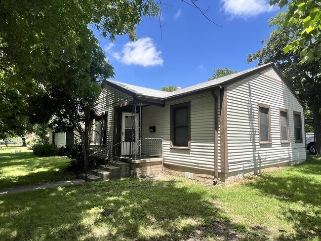 Building Photo - 1519 S 43rd St