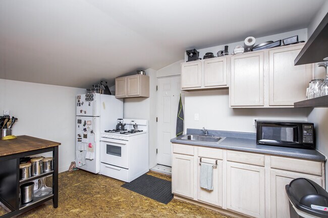 Foto del edificio - RARE studio in Bucktown that always rents quickly! Free Laundry! Included Internet!