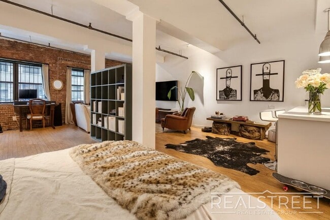 Building Photo - Spacious LOFT in Williamsburg!