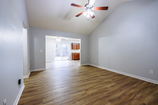 Building Photo - NOW AVAILABLE!!  Quaint 3 Bed, 2 Bath Home...