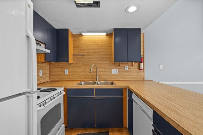 Foto del edificio - Now Allowing 1 small dog under 30Lbs - Spacious 2 bed/2 bath Deer Creek Villas-Surfside