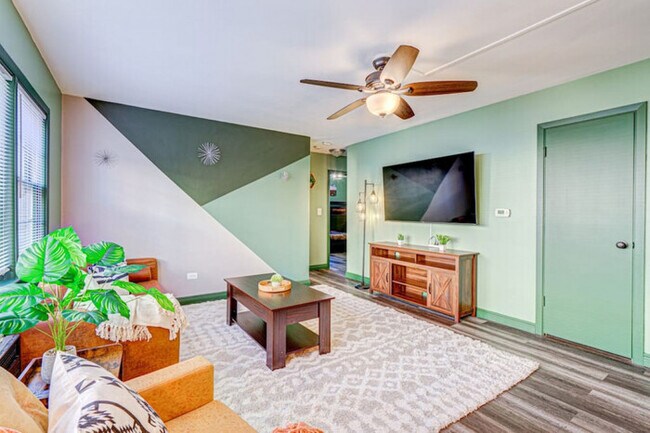 Foto del edificio - Nature Themed 2 BR Elmwood Park Condo