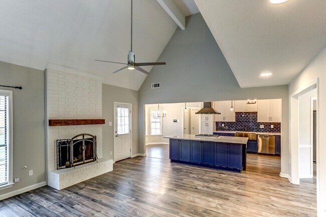 Foto del edificio - Beautiful 4 bedroom 2.5 bath - 1/2 Off The 1st Month's Rent