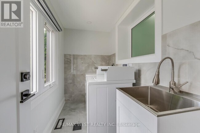 Photo du bâtiment - 1190 Ossington Ave