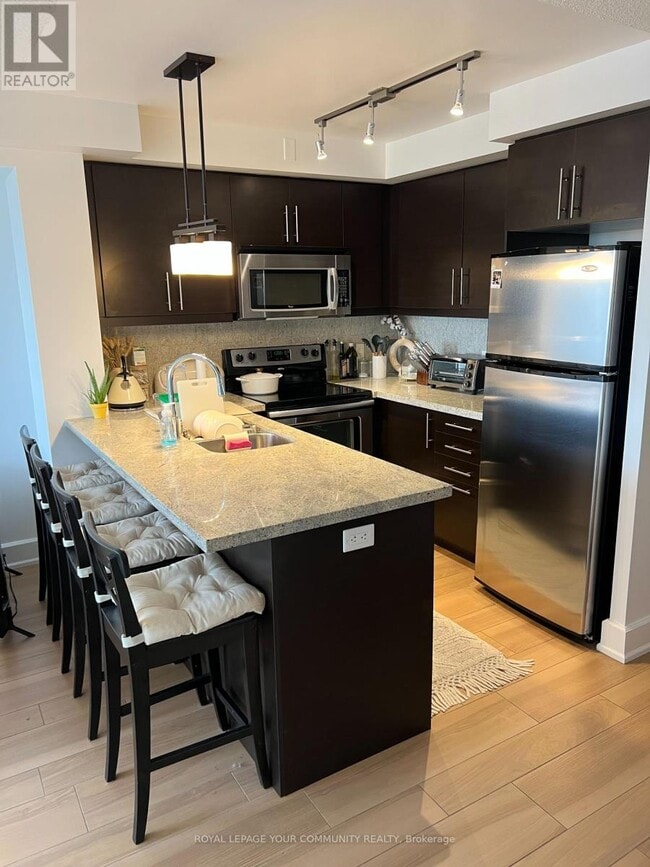 Photo du bâtiment - 676-676 Sheppard Ave E