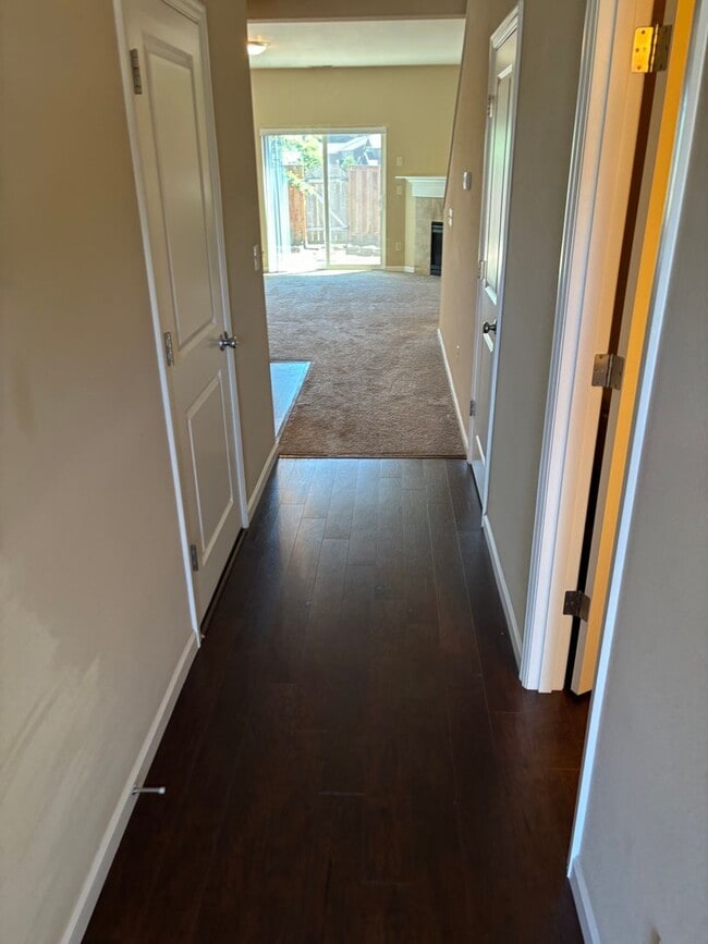 Building Photo - Beautiful 3 Bed/ 2.5 Bath Townhome w/ Gas ...