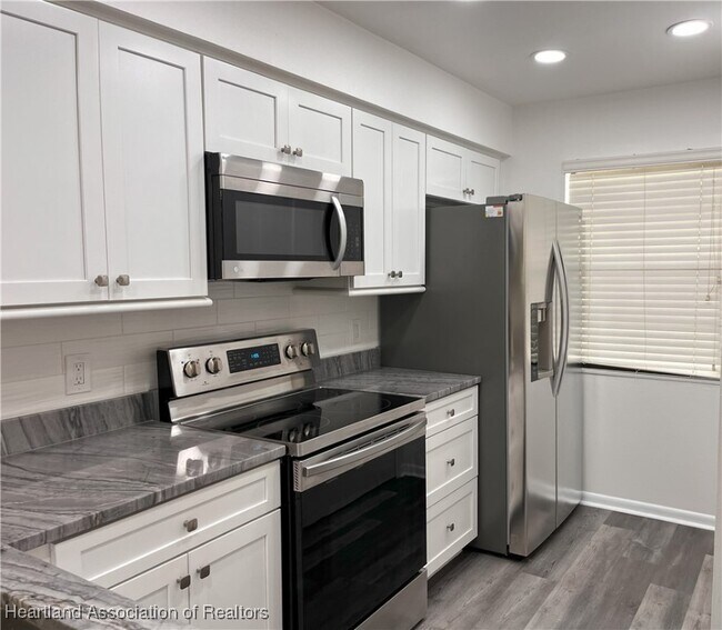 Foto del edificio - 3915 Edgewater Dr