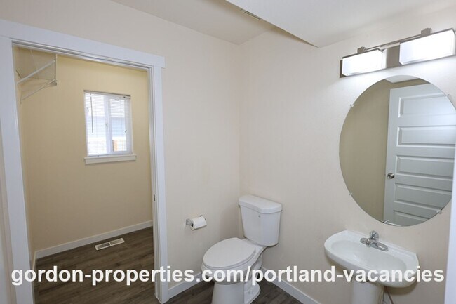 Foto del edificio - SE 121st Ave- 3 bedroom townhome with gas fireplace
