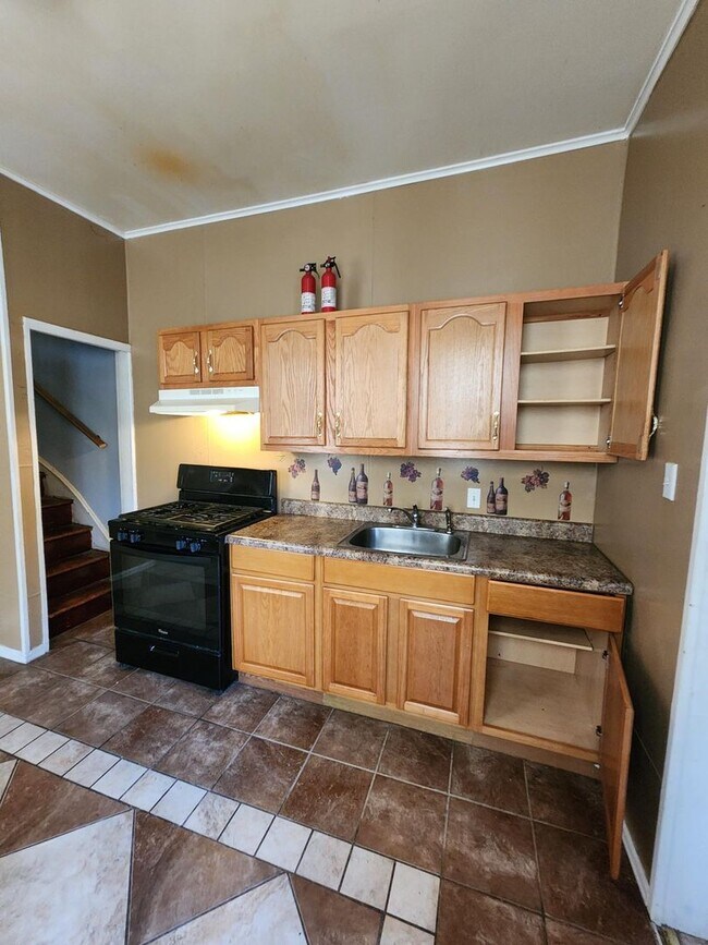 Foto del edificio - 5 Bedroom home available now!