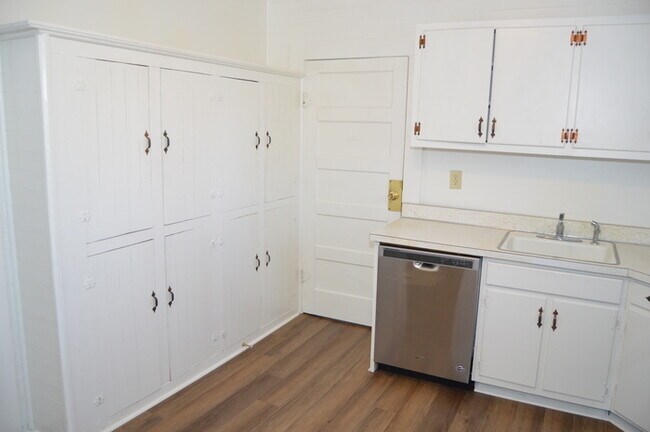 Building Photo - Available Now! Move in Ready!