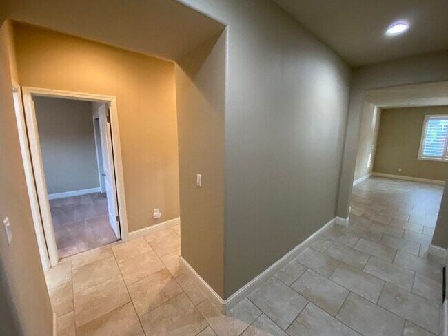 Foto del edificio - Home located in the Avalon Gated community...