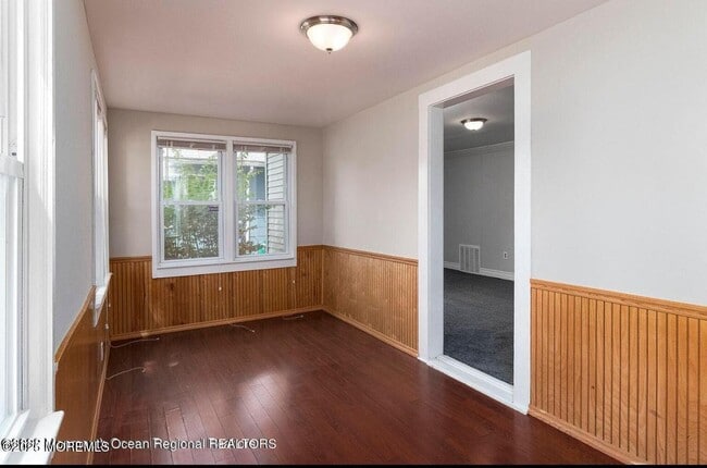 Building Photo - 107 Elm St