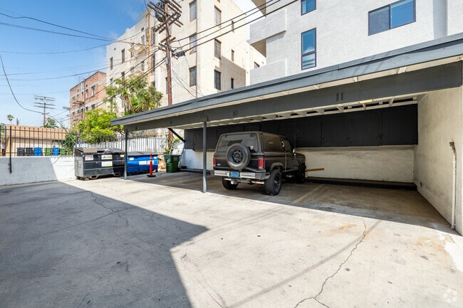 Aparcamiento - 254 S. Normandie Ave.