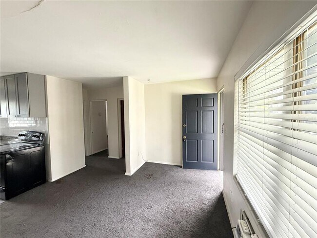 Foto del edificio - 639 Ramona Ln