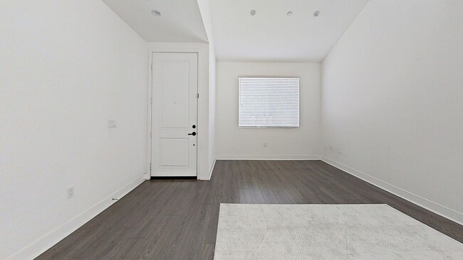 Building Photo - Stunning 5-Bedroom Home in the Heart of Re...