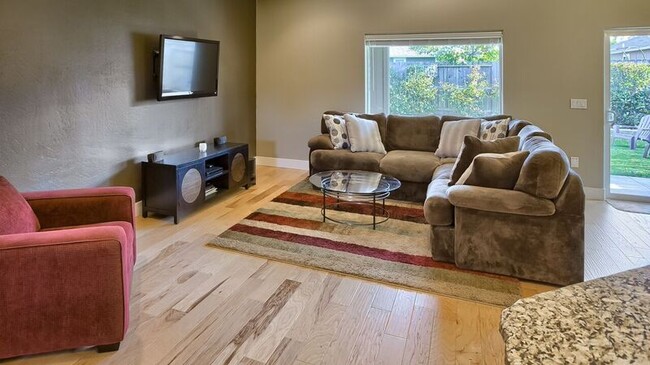 Building Photo - Great Curb Appeal