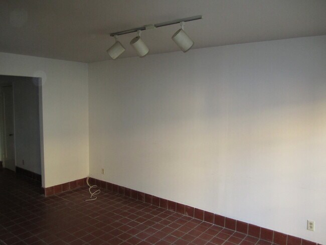 Living Room vacant - 214 S McCadden Plz