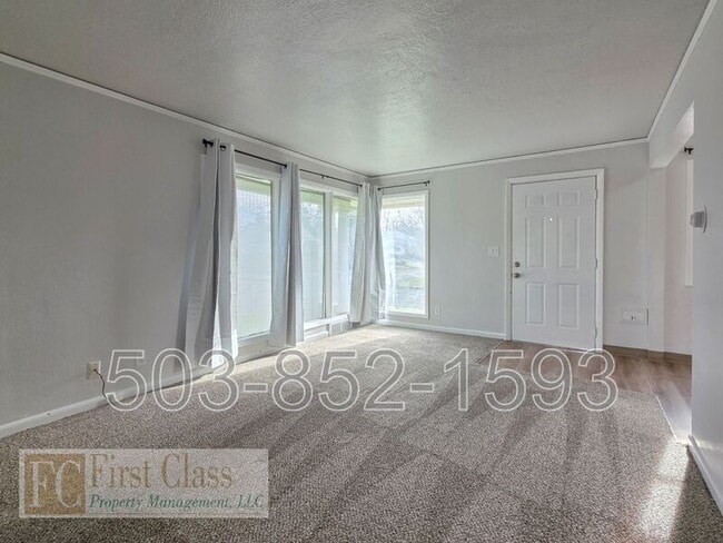 Building Photo - 5325 SE Reedway St