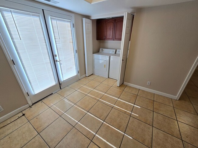 Building Photo - Charming 2BD/2BA Ground-Floor Apartment in...