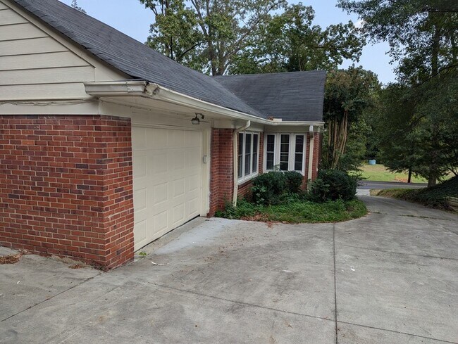 Building Photo - 1610 University Dr