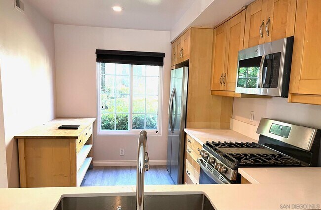 Building Photo - 3672 Caminito Carmel Landing