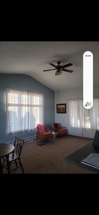 Living room/kitchenette - 2053 Division St