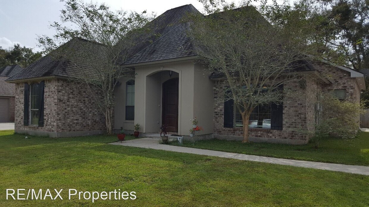 Primary Photo - 3 br, 2 bath House - 42241 Conifer Dr.