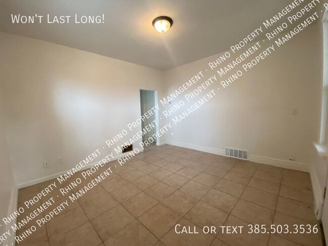 Building Photo - 2 Bedroom/1 Bathroom Triplex in Ogden