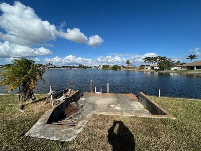 Foto del edificio - Coming soon 3/2  Stunning home with Lake View